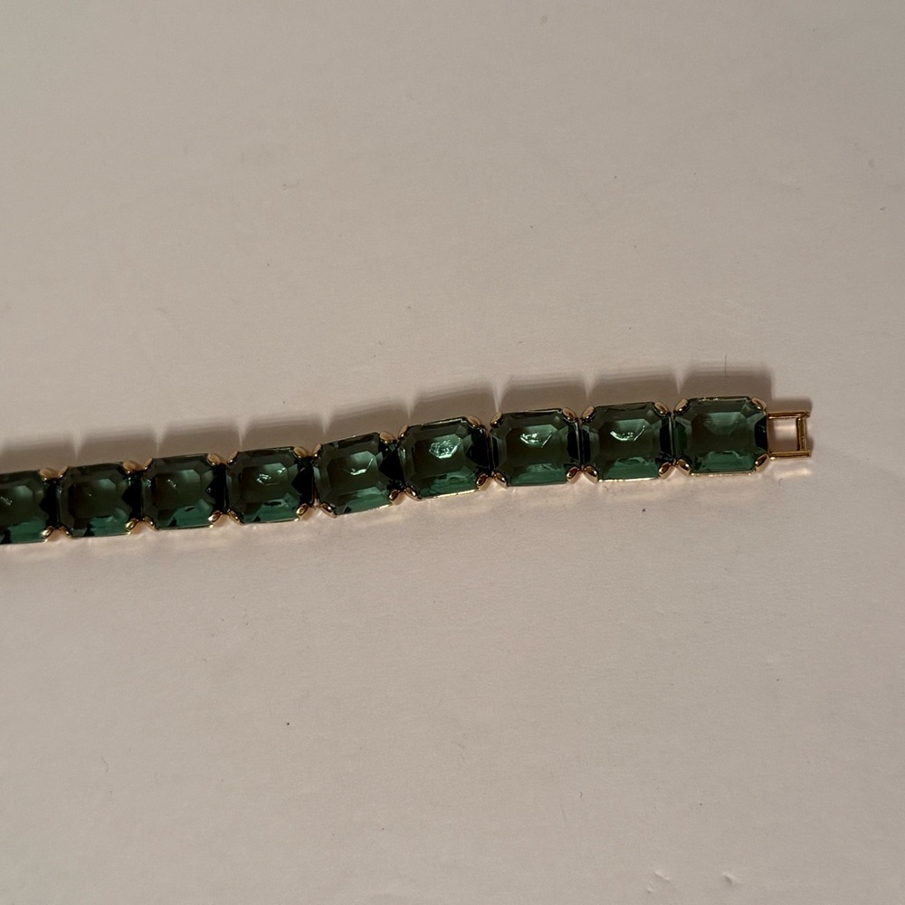 MONET BRACELET GREEN FACETED GLASS GOLD TONE SETTING 7.5” STUNNING - Picture 9 of 13